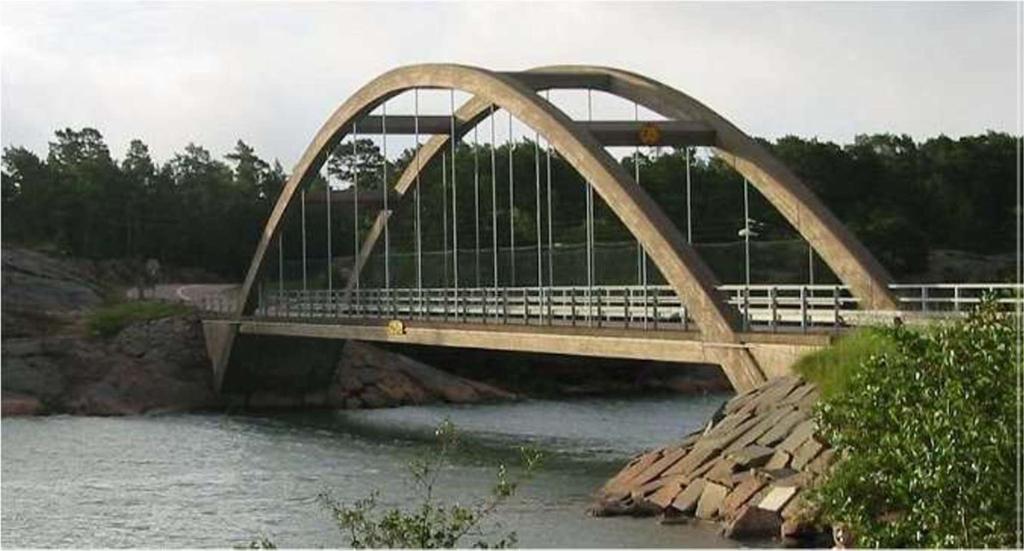 bågbro från år 1958. Bron är 58 m lång och har den fria bredden 4 m.
