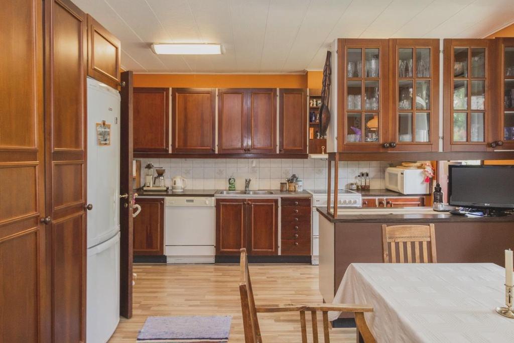 EXTERIÖRT Tomten är en ägotomt om ca 721 m² som gränsar till grönområde. Trädgården är planerad med flera vackra planteringar kring huset och en ståtlig trappa leder upp till entrén.