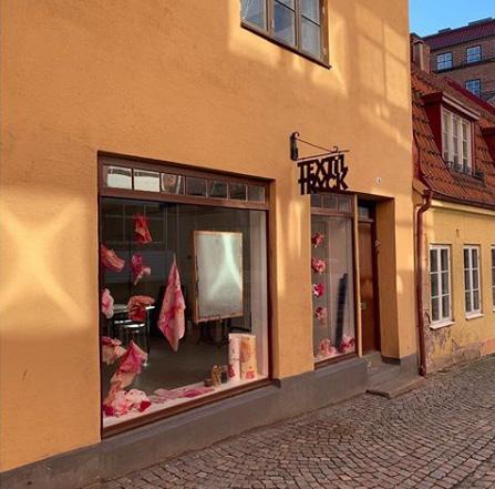 fall utförs av våra anställda medarbetare på uppdrag av verkstaden. VERKSTADENS HANDBOK. Under året fortsätter arbetet med att i skriftlig form tydliggöra verkstadens kärnverksamhet.