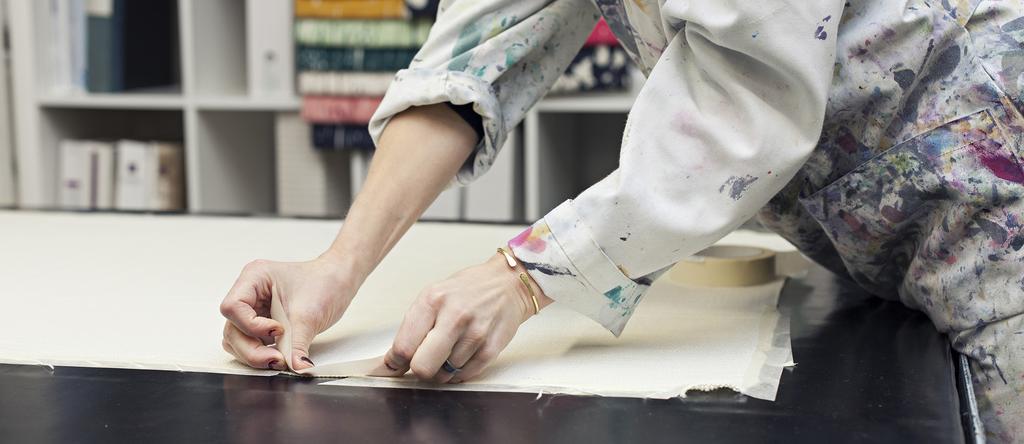 Arbetsuppgifterna fördelas så att en anställd är ekonomiansvarig administratör (50%), och att två anställda samarbetar kring verkstadens visionära utveckling med projekt som leder till ökat