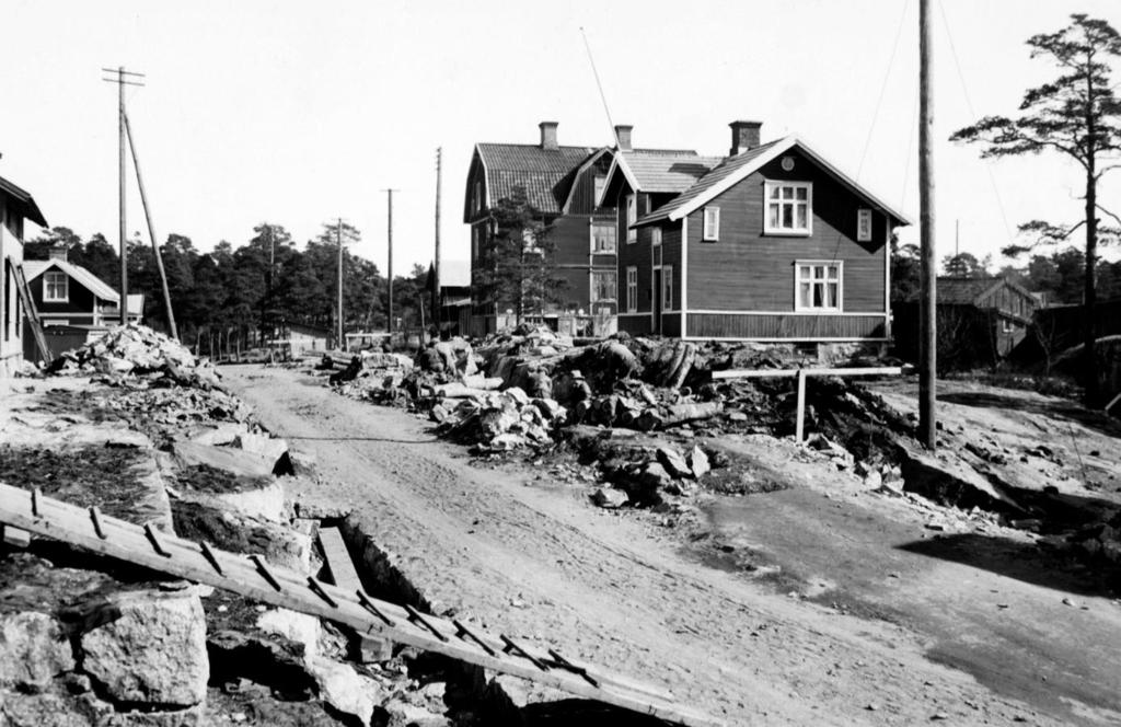 Ledningar läggs i Syltevägen, troligen kring år 1950.