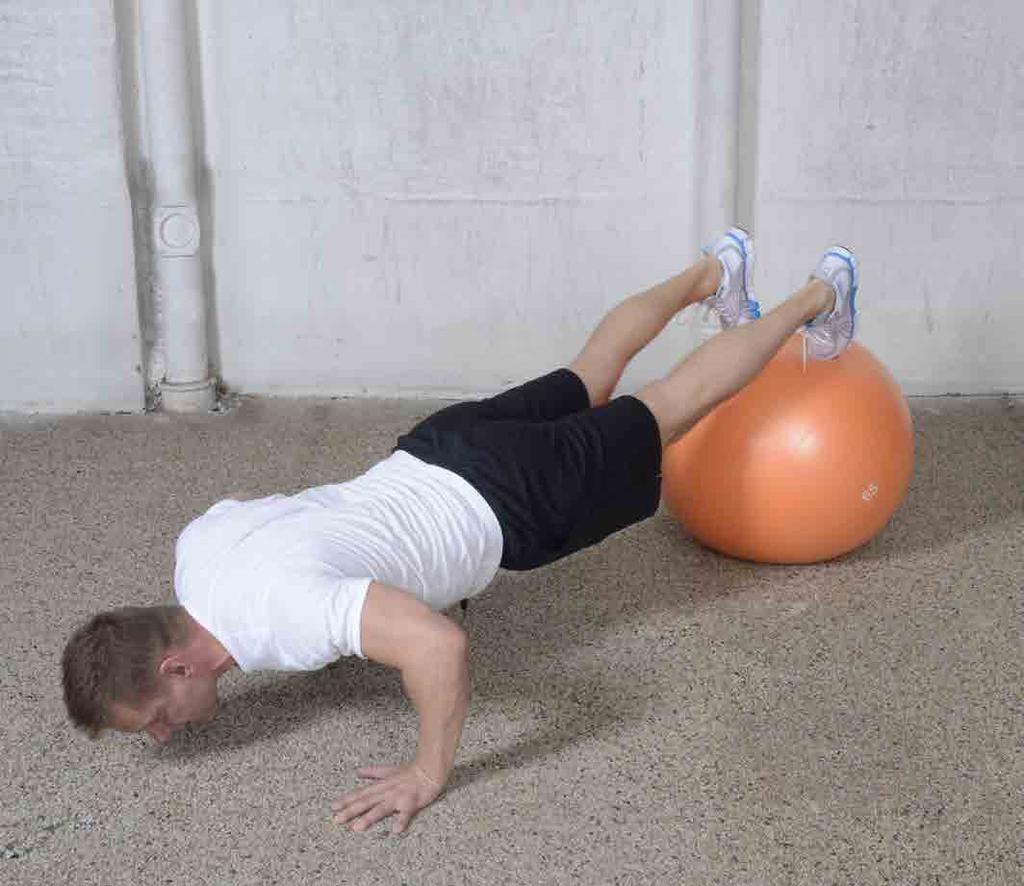 Eng: Push-up The exercise involves chest muscles and triceps as well as trunk stability.