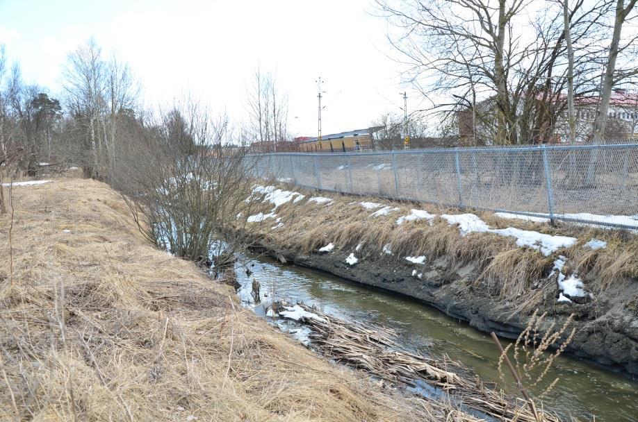 Bällstaån vid sträckan där slänterna kommer att förstärkas med erosionsskydd. 6.1.