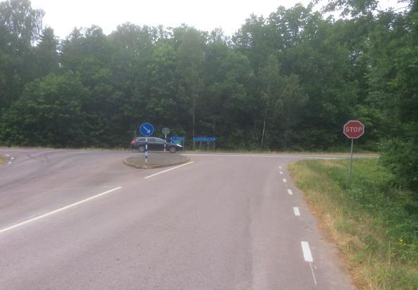 Hastigheten är 80 km/tim men man kör fortare. Även genom Övre Hammar kör folk fort.