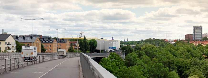 Kvarteret är lägst vid Hjalmar Söderbergs väg och trappar uppåt norrut i takt med att terrängen stiger.