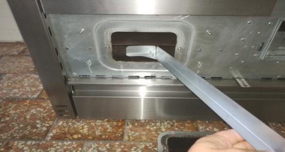 skorstensanslutningen(13) från sot och