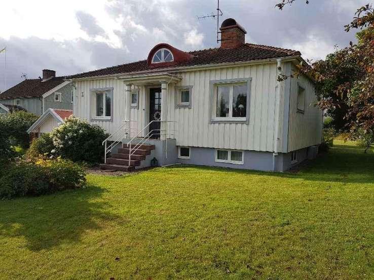 Byggnadsbeskrivning Bostadsbyggnad Byggnadsår/ ombyggnadsår: 1939 / Hustyp/antal våningar: 1 -plans hus med källare Taktyp, takbeläggning: Tegelpannor och plåt