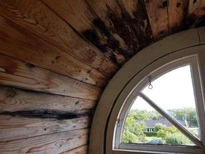 Carport Fasadpanelen är i mindre behov av målning. Fasadpanel och träkonstruktioner där målningsbehov finns riskerar pga.