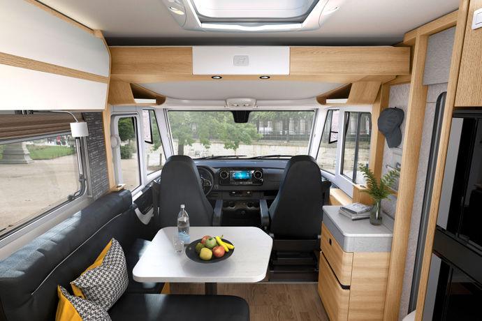 För framdrivningen svarar ett toppmodernt Sprinter-draghuvud från Mercedes-Benz med upp till 177 hk.