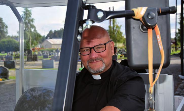 Kyrkoherde Robert Koss bakom ratten på församlingens elbil på kyrkogården. Hållbar satsning Bureå församling jobbar på att bli miljödiplomerad.