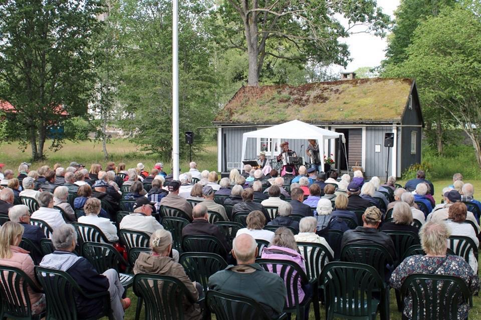 Stolarna var redan utsatta i parken men de torkades av från damm och fukt. Publiken började strömma till redan kl 17.30. Vi hade satt fram ca 100 stolar men fler fick tas fram.