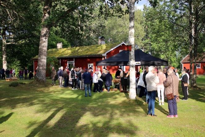 När publiken började bli klara med fikat började musikerna spela igen. Nu blev det återigen fyra stycken, bl a Födelsedagsvals till Mona.