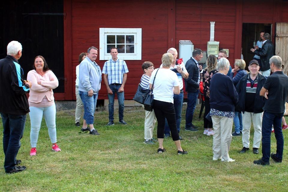 Vi tar aldrig något inträde utan folk får betala en frivillig summa när de går ut istället. Dessa pengar använder vi till att utveckla vår barn- och ungdomsverksamhet.