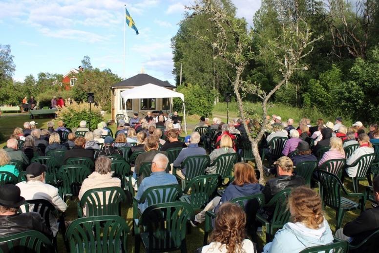 Solen kom fram och folk började strömma till. Stolarna fylldes snabbt och fler stolar togs fram.
