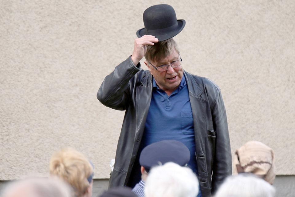 Så småningom när musiken började spela igen så kom publiken och satte sig på sina platser. Nu började det mulna på och några regnstänk kom.