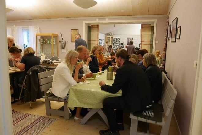 Men, hur många kommer ner till hembygdsparken och fikar? Husmoderskommittén med Vivi-Ann Ekström i spetsen kan sin sak. Smörgåsarna räcker alltid till alla.