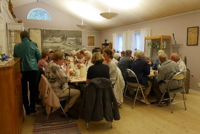 Linnéa Pettersson, som har varit kantor i Algutsboda kyrka i många år, var tillbaka och hon hade med sig sin make Sten-Inge och två flickor Lisa och Sara.