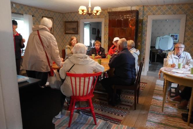 Kyrkan var nästan fullsatt och hela 140 personer tog sig ner till hembygdsgården för att fika. Vi hade dukat till ca 100 personer så nu fick alla bord och stolar vi hade tas fram.