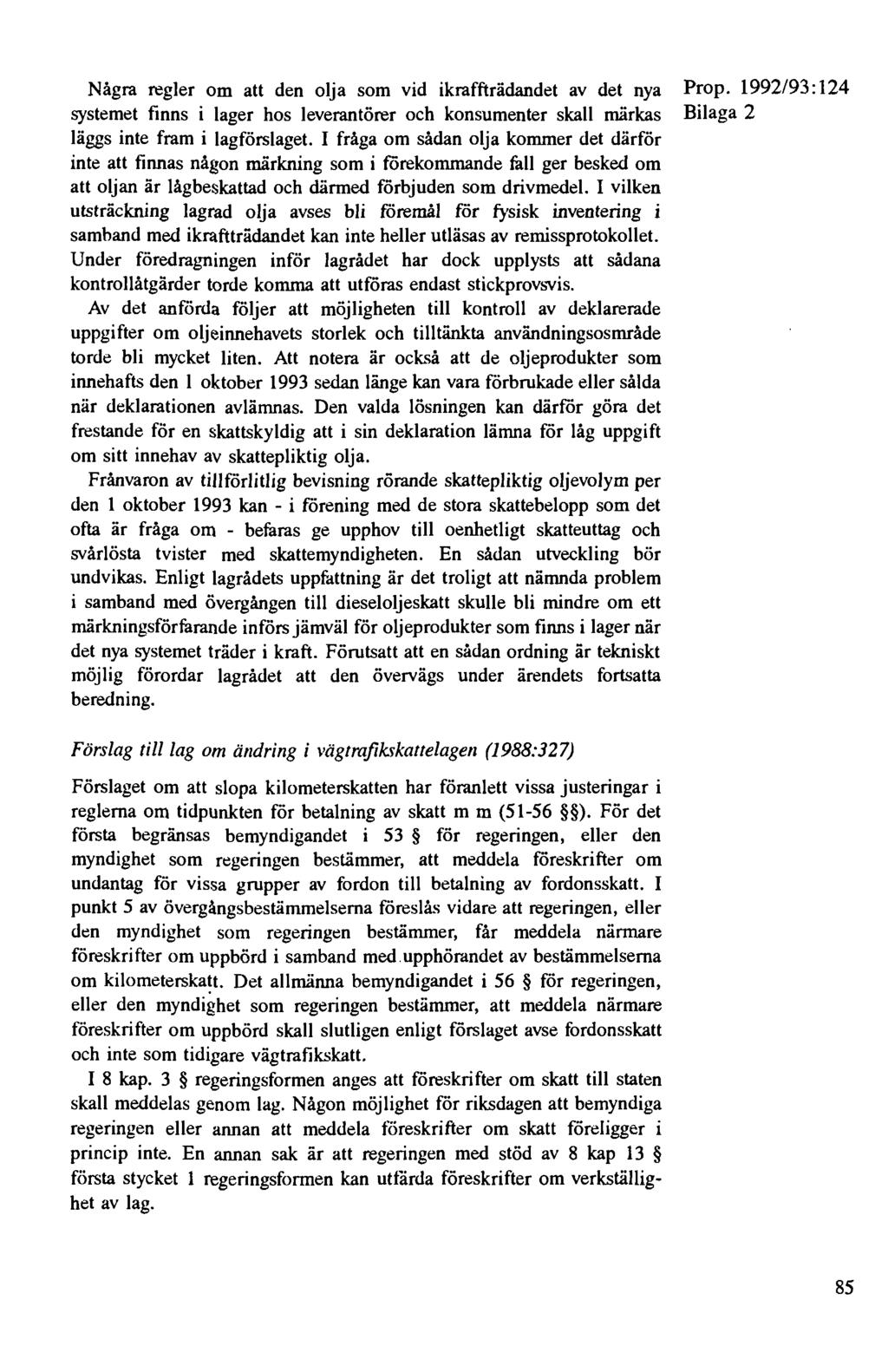 Några regler om att den olja som vid ikraffträdandet av det nya systemet finns i lager hos leverantörer och konsumenter skall märkas läggs inte fram i lagförslaget.