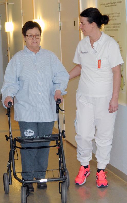 Personalen kör dig under dagen i rullstol till röntgen för en efterkontroll av dina lungor. Försök att vara uppe så mycket du orkar. Smärtlindring ges kontinuerligt i form av tabletter under dygnet.
