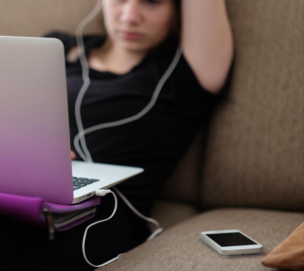 Kommunikationsenheten arbetsmaterial ATT SKRIVA FÖR WEBBEN (och nedslående fakta för webbredaktörer) Internet är i stor utsträckning ett