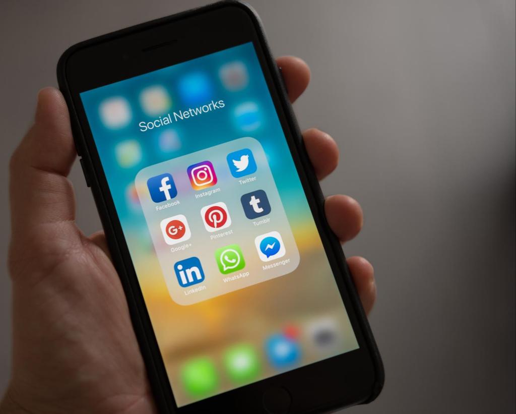 DRIV TRAFIK MED SOCIALA MEDIER 1. Skriv med en personlig röst 2. Satsa på visuellt innehåll 3. Kort och slagkraftig text 4.