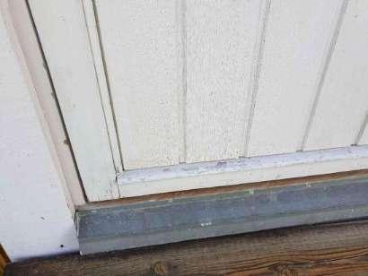 Dörrar Mindre torrsprickor finns på fönsterdörr. Torrsprickor och färgsläpp på dörrar medför ökad risk för fuktinträngning med möjliga rötskador som följd.