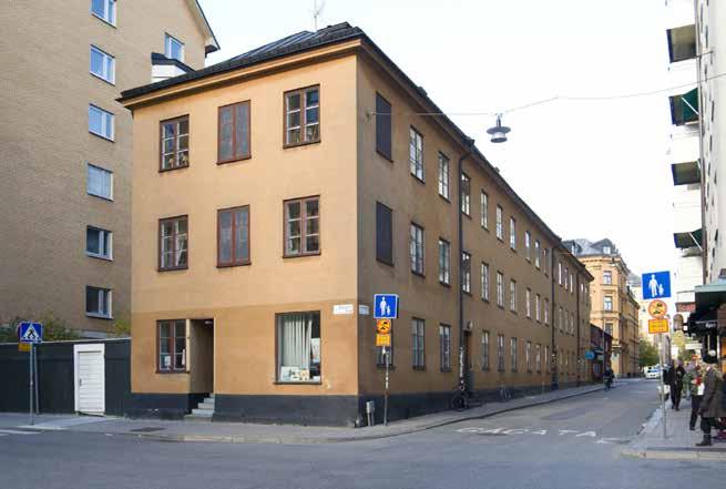 GATUFASAD VID HÖRNET SÖDERMANNAGATAN/SKÅNEGATAN. FOTO J MALMBERG Bonden större 45 är ett trevåningshus i sten som uppfördes år 1853 av murargesällen Carl Johan Sandgren.