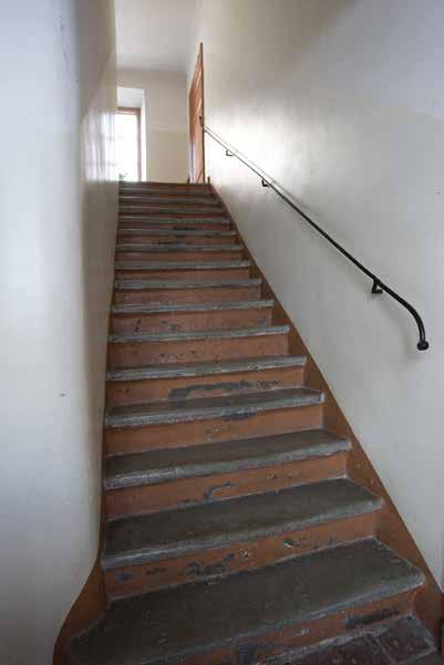 TRAPPHUS MED KALKSTENSTRAPPA. FOTO J MALMBERG hushåll ibland de arbetande klasserna.