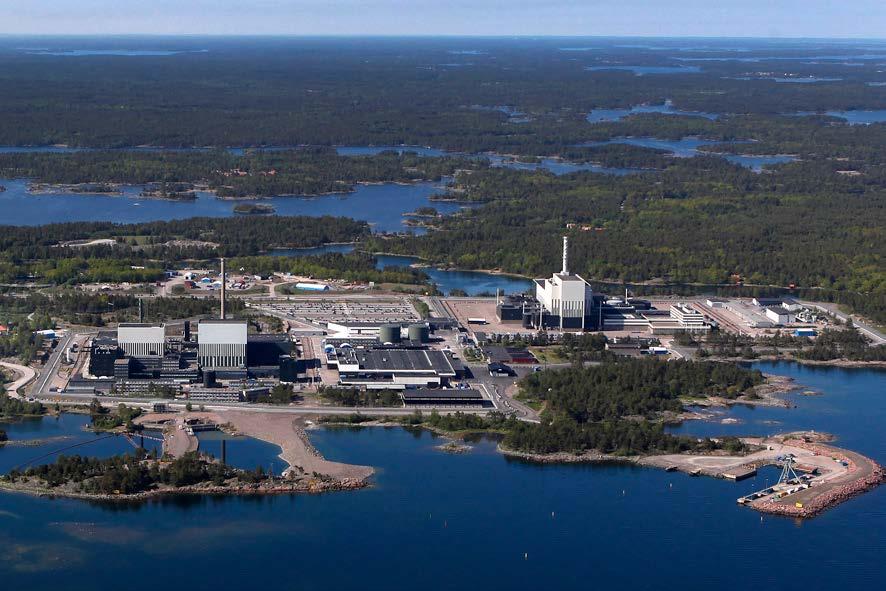 Figur 16-3. Vy över OKG:s kärnkraftverk med de tre BWR-reaktorerna O1, O2 och O3 från vänster till höger i bild.