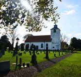 Kyrkan pryds av en stor ljuskrona av järn. Predikstolen har målningar av Hans Fagerström och föreställer bl.a. de fyra evangelisterna med sina symboler.