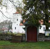 Utställning: se hemsida. Andakt 12.00. Servering i norra kyrkstallarna. Södra stallarna rymmer unikt hembygdsmuseum.