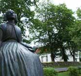 Den är byggd av trä och ersatte en tidigare trä. Från Lessebo, ta vägen mot Kosta och Orrefors. 0478-344 26 svenskan.