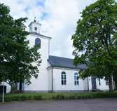 Altartavlan föreställer Jesu nedtagande från korset och är målad av Mårten Eskil Winge, Uppsala. På kyrkogården finns den berömda trehövdade gravstenen.