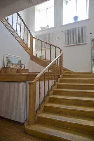 I huvudsak präglas dock huset av ombyggnaden på 1930-talet med bland annat parkettgolv, den nya stora trappan med balusterräcke av svarvat trä,