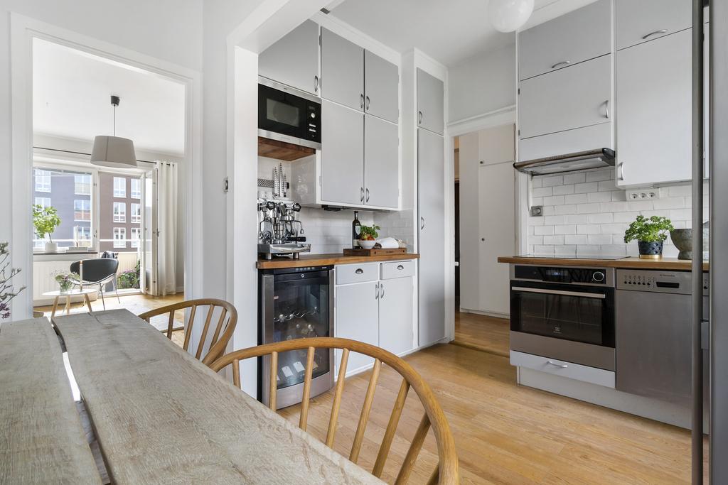 VÄLKOMMEN TILL ÅRSTA RALÅNGSVÄGEN 8, 2TR - Välkommen till denna underbara 2,5a med ett fantastisk läge högst upp i huset med en härlig balkong i ett solsäkert söderläge.