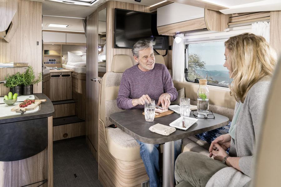 I den trevliga sittgruppen i HYMER Exsis-i kan man verkligen ladda batterierna antingen med en
