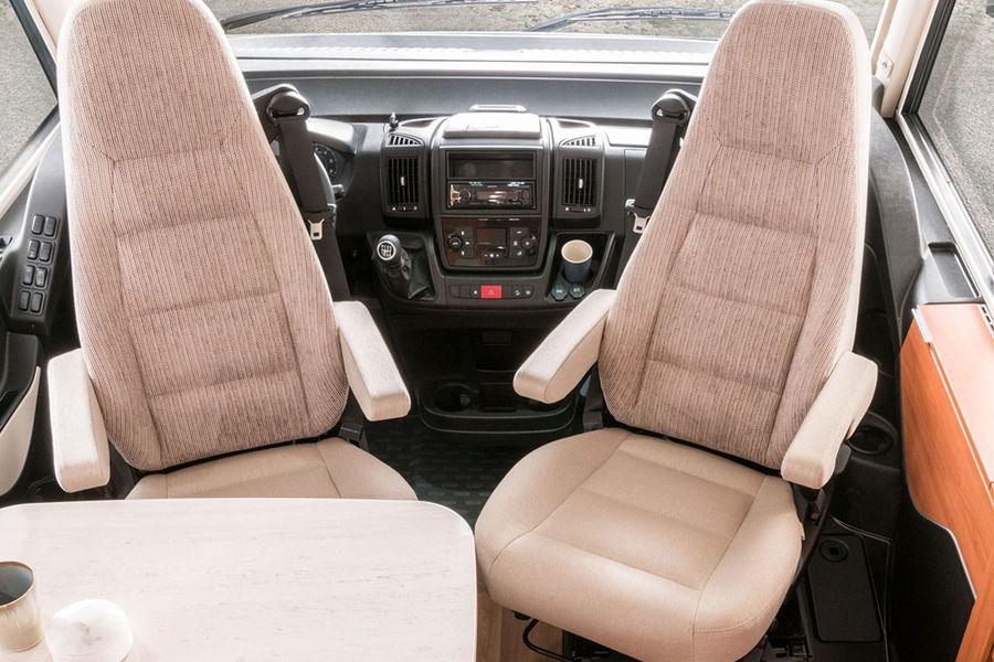 De bekväma förarhyttssätena i Hymermobil Exsis-i matchar bodelen med samma klädsel som