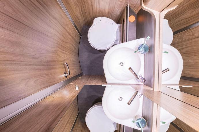 Planritningarna 594 och 678 för Hymermobil Exsis-i erbjuder ett bekvämt salongsbadrum, där toalettdelen kan skärmas av med en svängbar