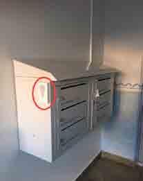 Lite om hur det fungerar med postboxen Öppna ditt postfack genom att lägga brickan mot nyckelsymbolen (1)på ena sidan av boxen.