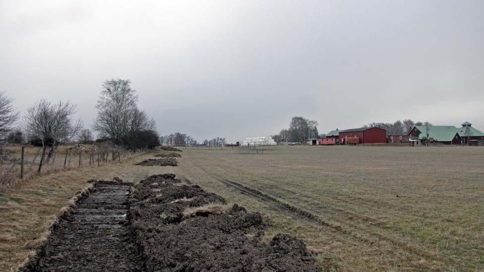 Även längs med lokalvägen genom Säby gård justerades kabelsträckningen, så att schaktet enbart lades i vägkant.