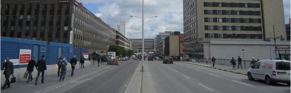 Klarabergsgatan har här en stor betydelse som renodlat modernistiskt huvudstråk: Den kantas enbart av affärs- och kontorshus från 1950-och 60-talen och mynnar i Sergels torg mot en fond av