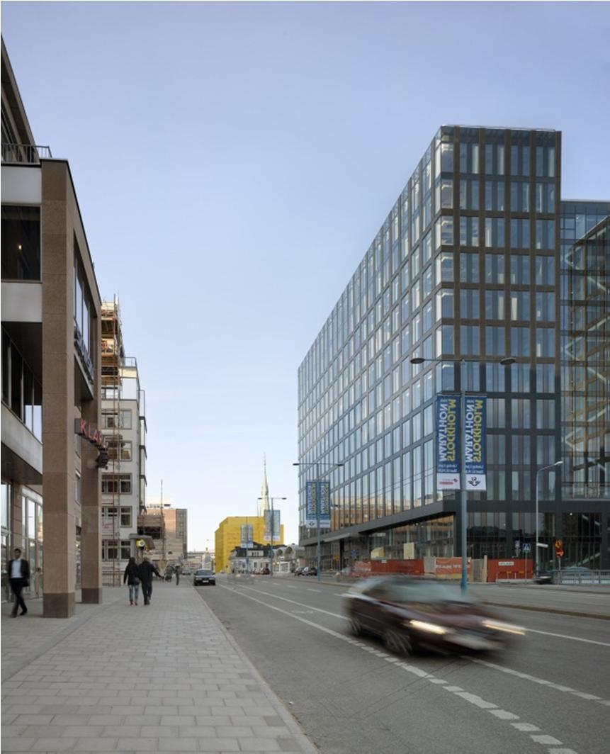 21(57) Sammantaget innebär den mindre inskränkningen i kyrktornets synlighet att det blir det små negativa konsekvenser. Figur 5.1.6. Klarabergsgatan i höjd med Blekholmsterrassen.