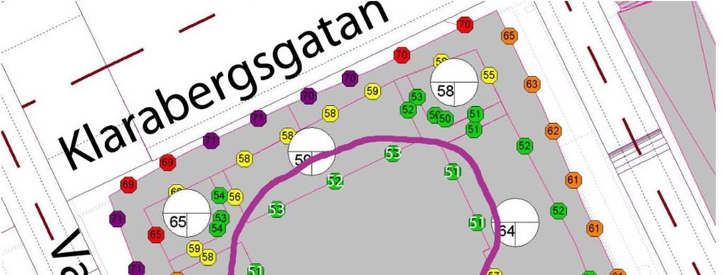 42(57) Figur 5.2.4. Beräknade ljudnivåer mot innergården. Relevanta ljudnivåer innanför lila ring. Bilden visar en tidigare utformning av bostadsvåningarna med glipor.