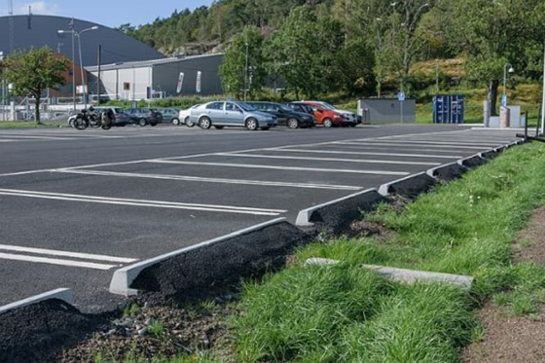 Sida 19 (20) I figur nedan framgår var en växtbädd vid parkering kan anläggas. Figur 8. Växtbädd i anslutning till parkeringsyta.