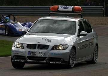 Safety Car (SC) Safety Cars funktion är att samla ihop fältet så tävlande eller funktionärer inte utsätts för onödig fara.