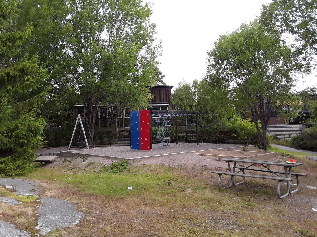 643L1 Ramundsvägen En liten och väldig lokal lekplats