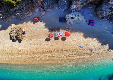 Dag 4. Vlora Saranda Idag ska vi njuta av den spektakulära vägen längs den albanska Rivieran. Här bjuds vi på magiska vyer över Joniska Havet.