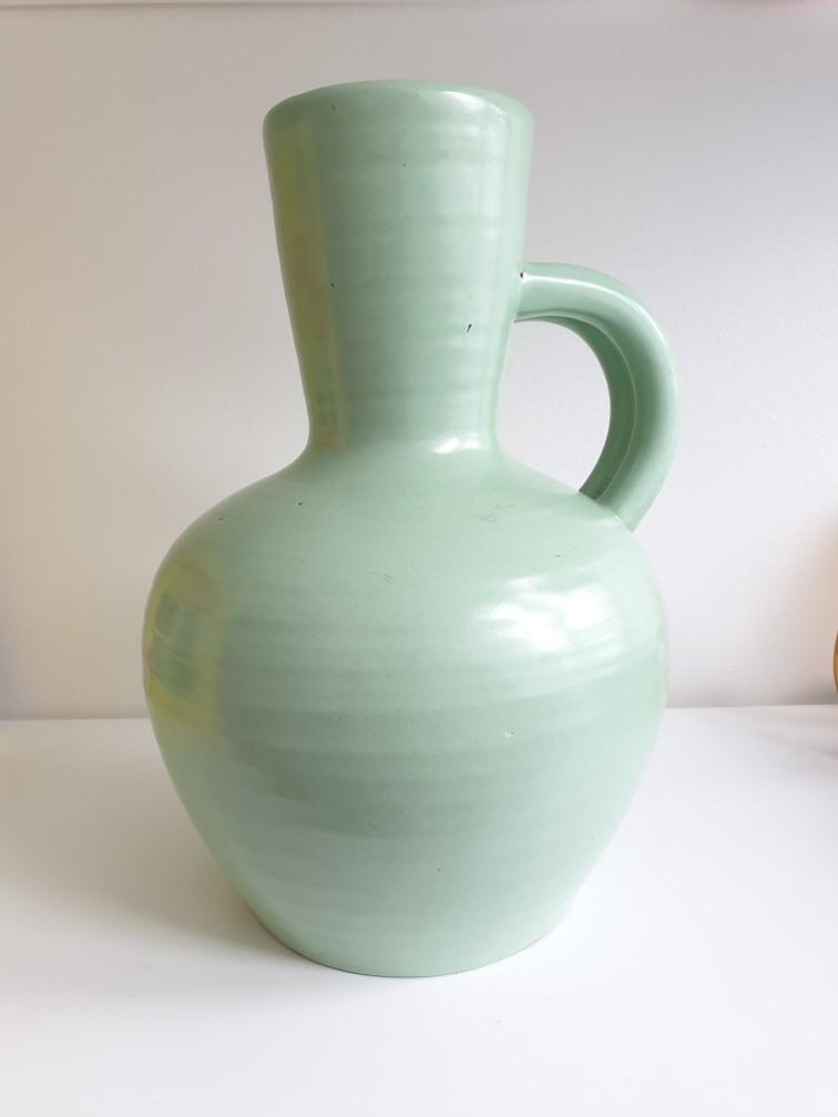 37 Fråga 11 augusti Jag köpte den här gröna kannan eller vasen häromdagen. Den är 28,5 cm hög och 19 cm bred.