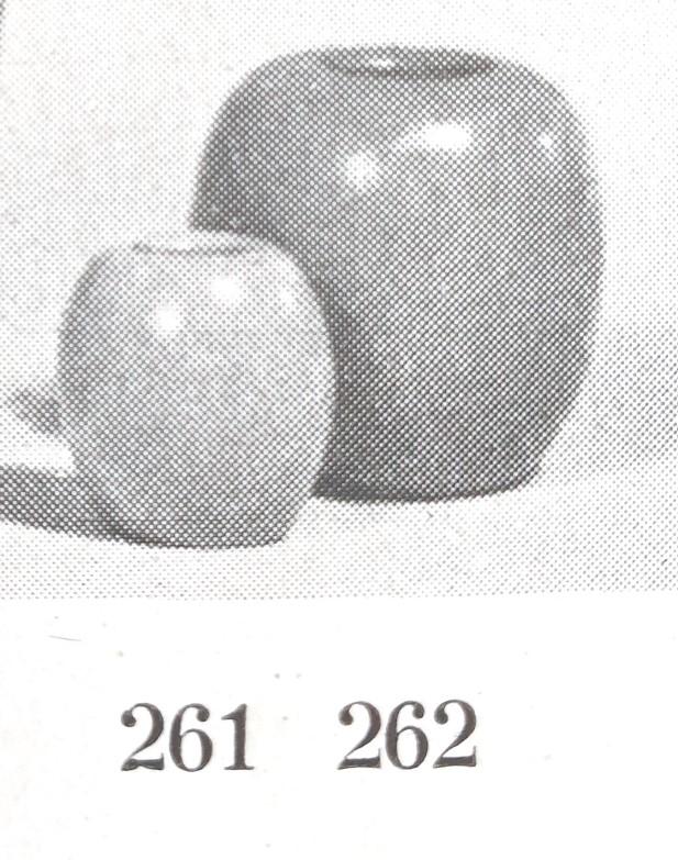 Gissar på 461 Ca 7 cm hög Mvh Hanna Det är vas nr 261, 6,5 x 6,5 cm, försäljningsperiod 1941-43.